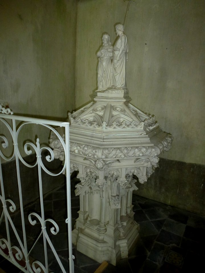 Église_Saint-Rémi_d'Aouste,_fonts_baptismaux_avec_statue