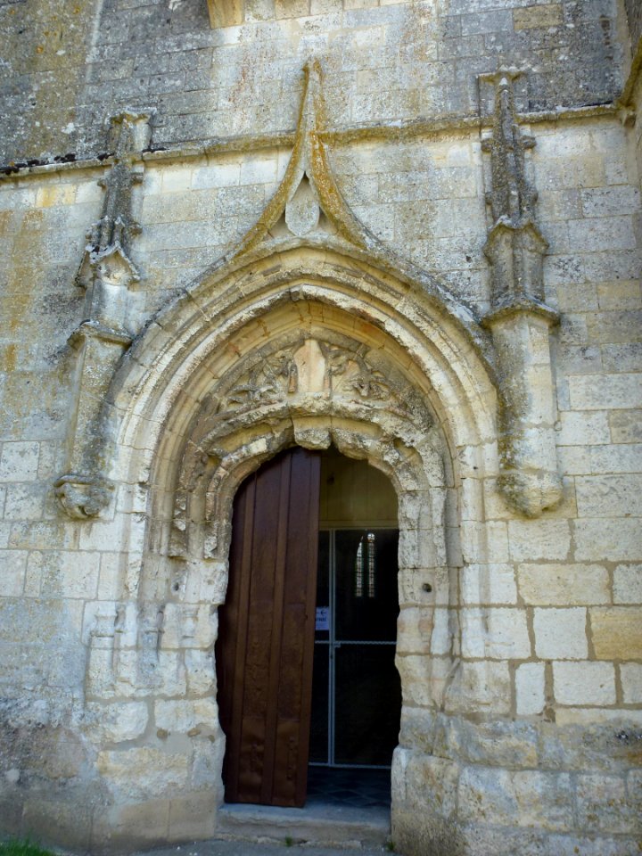 Église_Saint-Rémi_d'Aouste,_porche