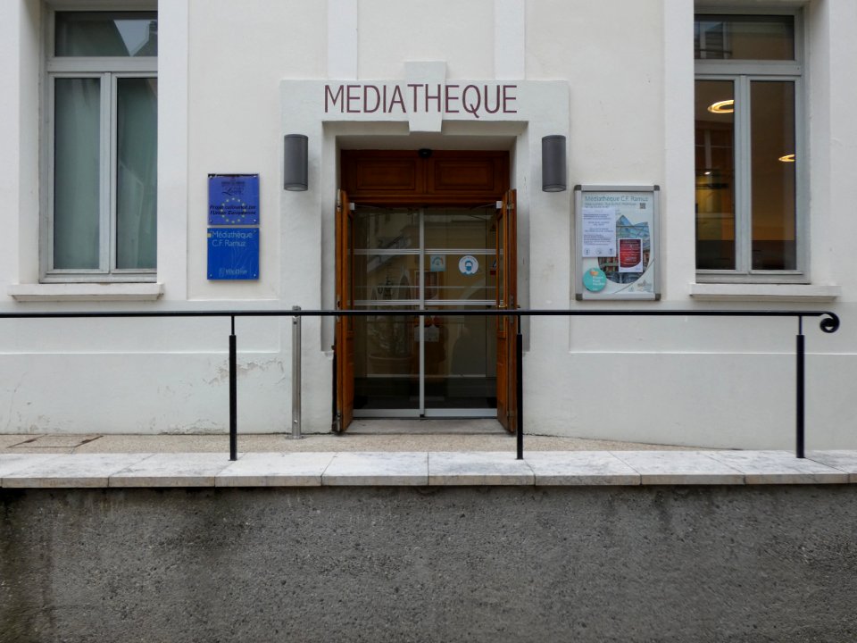 Évian-les-Bains_-_Rue_du_Port_-_Médiathèque_-_Entrée