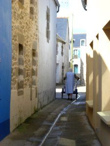 Île_de_Sein,_ruelle_avec_chariot