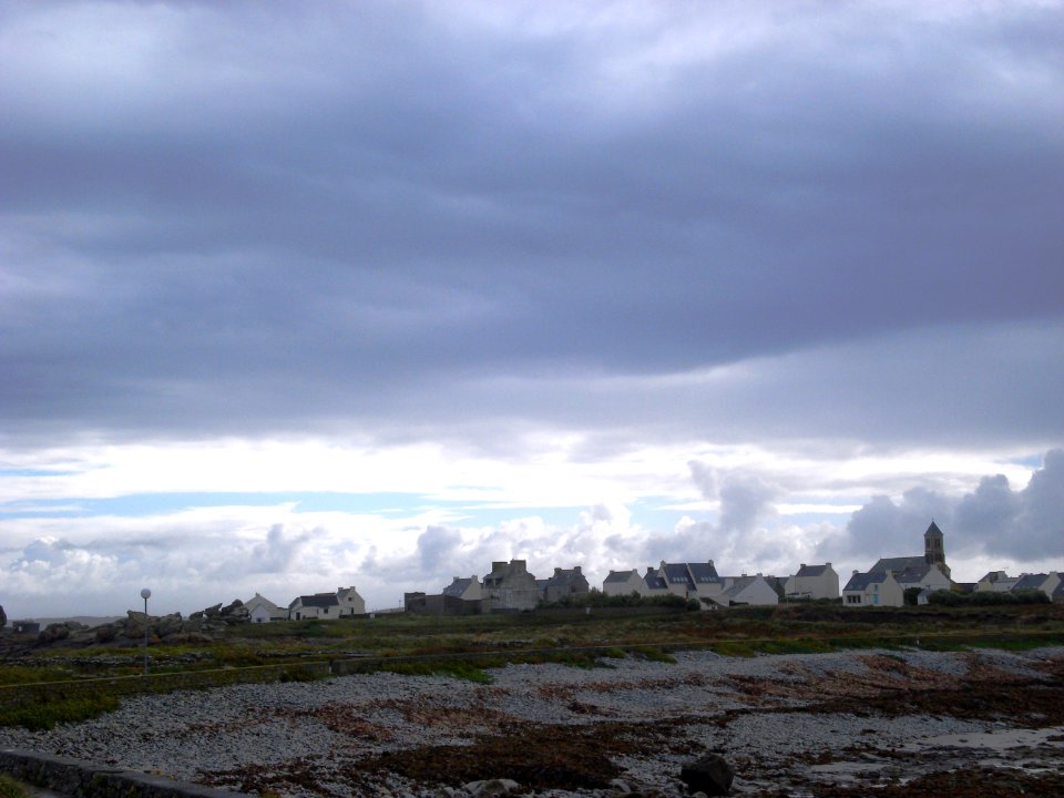 Île_de_Sein,_le_village_sous_les_nuages