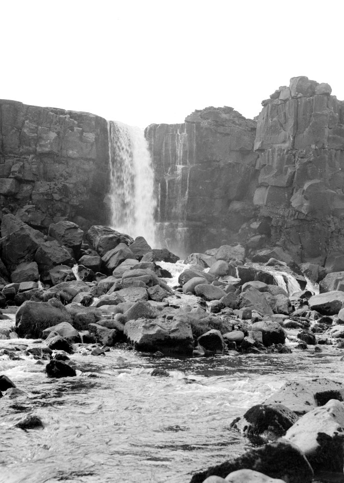 Öxarárfoss_(Bijlrivierwaterval)_is_een_20_meter_hoge_waterval_in_het_Nationale_p,_Bestanddeelnr_190-0478