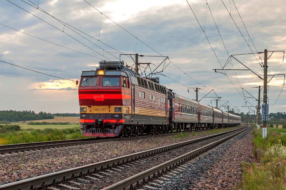 ЧС4Т-371,_Russia,_Smolensk_region,_Izdeshkovo_-_Durovo_stretch_(Trainpix_174540)