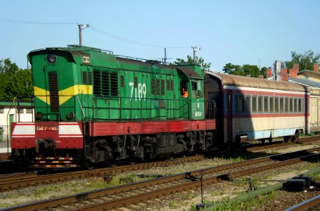 ЧМЭ3Т-7189_с_вагоном_Д1-385-4,_Литва,_Шяуляйский_уезд,_станция_Радвилишкис_(Trainpix_91063)