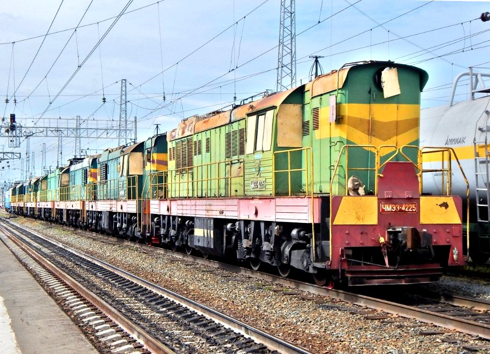 ЧМЭ3-4225,_Россия,_Самарская_область,_станция_Сызрань_(Trainpix_141478)