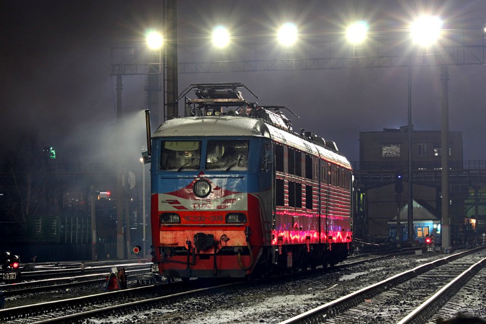 ЧС200-008,_Россия,_Ульяновская_область,_станция_Ульяновск-Центральный_(Trainpix_214264)
