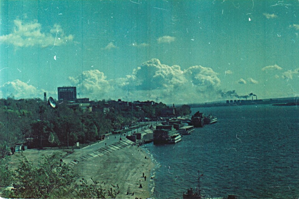 Фотоплёнка_ЦНД-32_Хабаровск_октябрь_1981_30_лет_ГДР_у_дебаркадера_ф2
