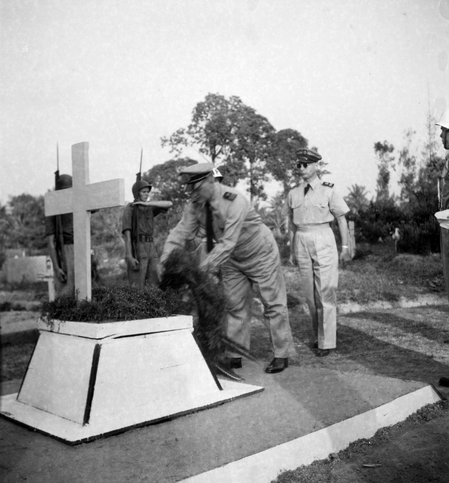 “Victory_day_herdenking_Palembang._Plechtigheid_op_Ereveld._De_plechtige_krans…,_Bestanddeelnr_14202
