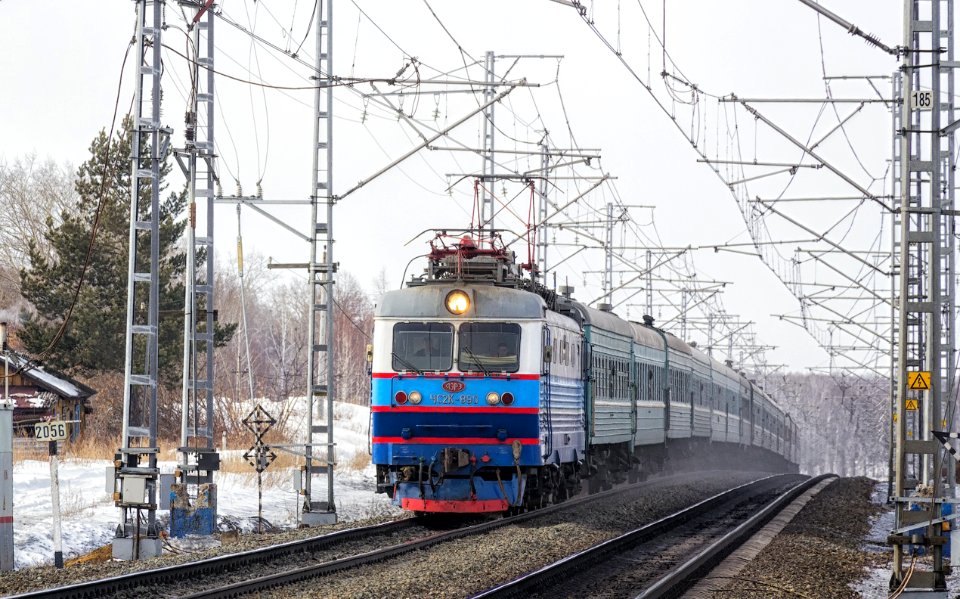 ЧС2К-890,_Russia,_Chelyabinsk_region,_Bishkil'_-_Poletaevo-I_stretch_(Trainpix_157942)