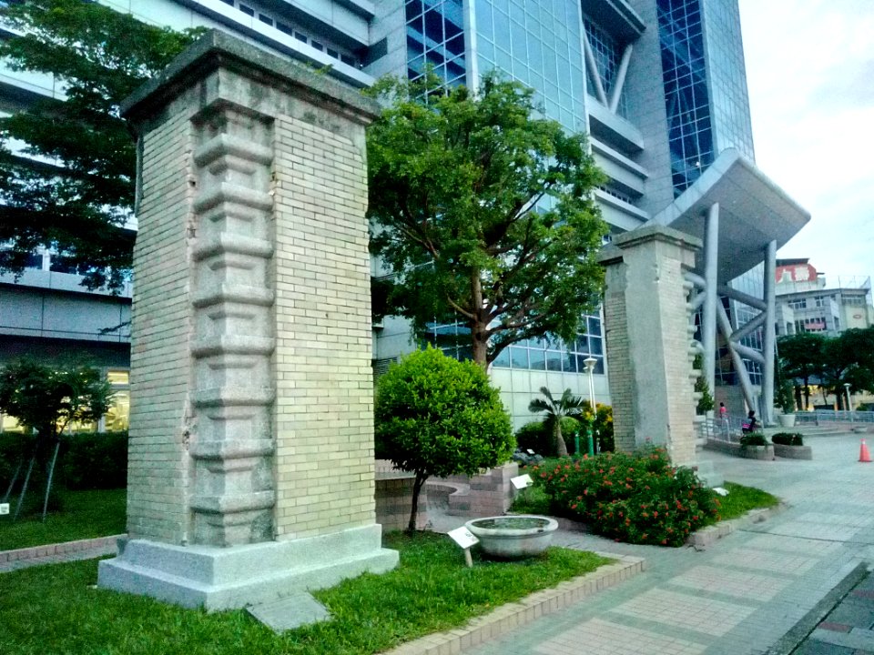 嘉義稅務出張所舊門柱側面