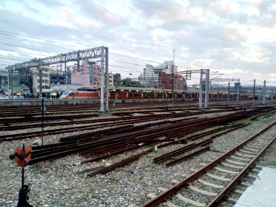 嘉義車站與台鐵推拉式自強號 photo