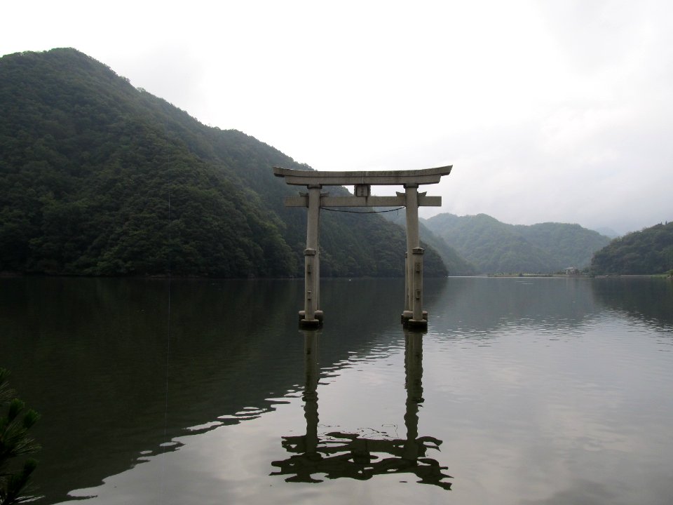 兵庫県豊岡市城崎町楽々浦の厳島神社鳥居
