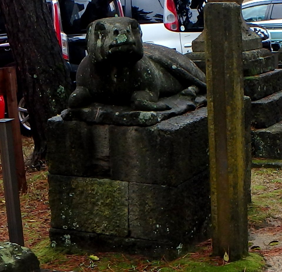 兵庫県豊岡市竹野町竹野「鷹野神社」の狛犬のような石造物