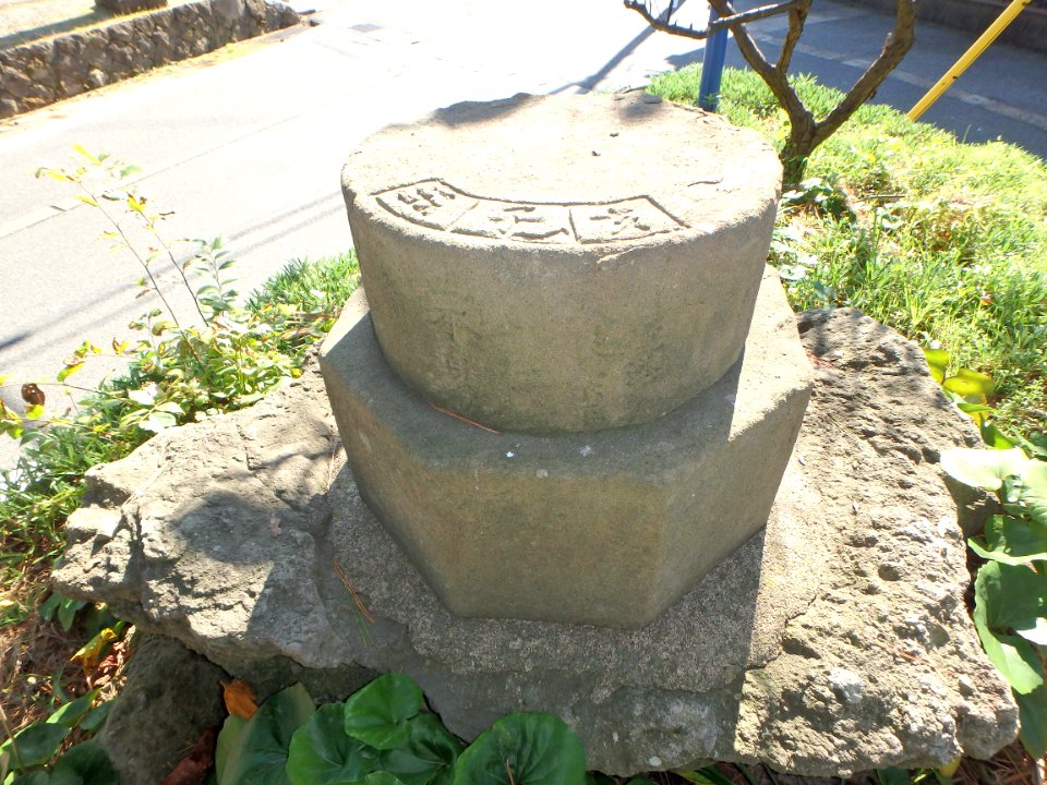 兵庫県豊岡市竹野町竹野（鷹野神社近接）の方角石