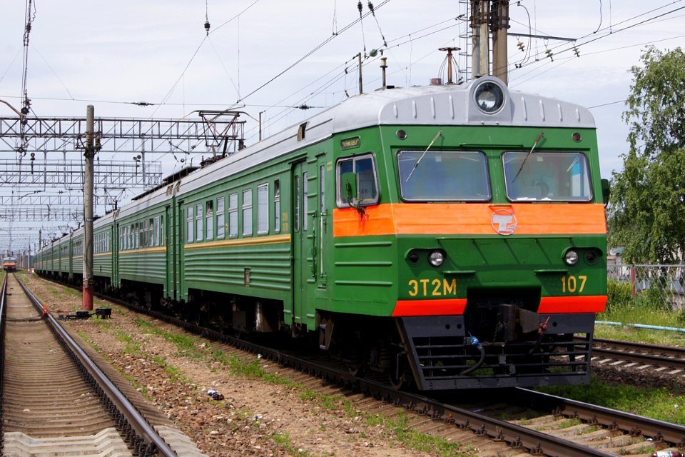 ЭТ2М-107,_Russia,_Moscow,_Kryukovo_station_(Trainpix_101410)