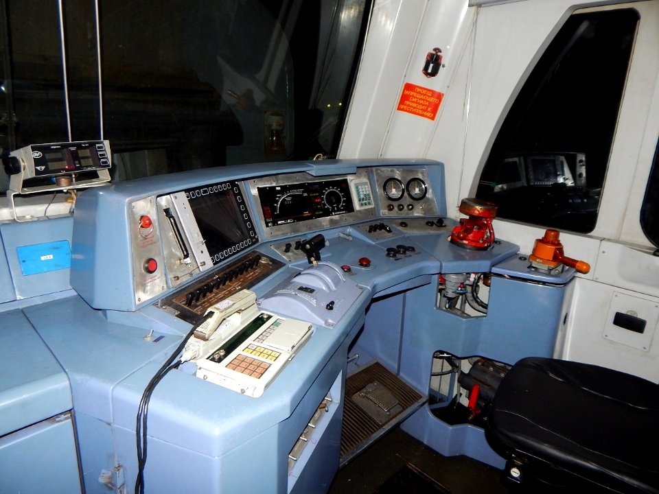 ЭП2К-112,_Россия,_Самарская_область,_станция_Чапаевск_(Trainpix_185200)