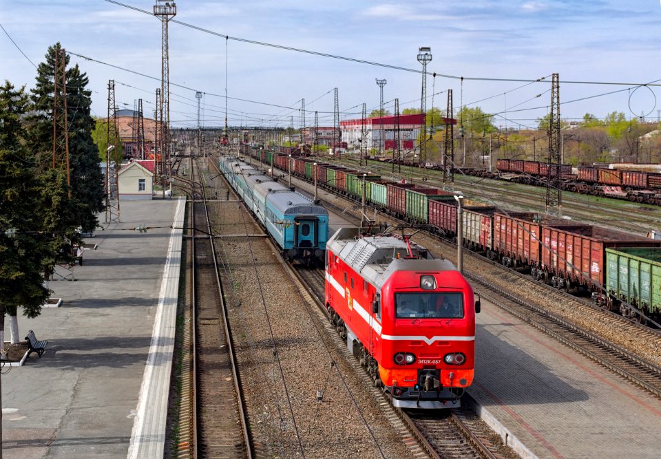 ЭП2К-087,_Russia,_Chelyabinsk_region,_Troitsk_station_(Trainpix_171957)