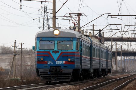 ЭР9М-585,_Казахстан,_Карагандинская_область,_перегон_Караганда_-_Майкудук_(Trainpix_191410)