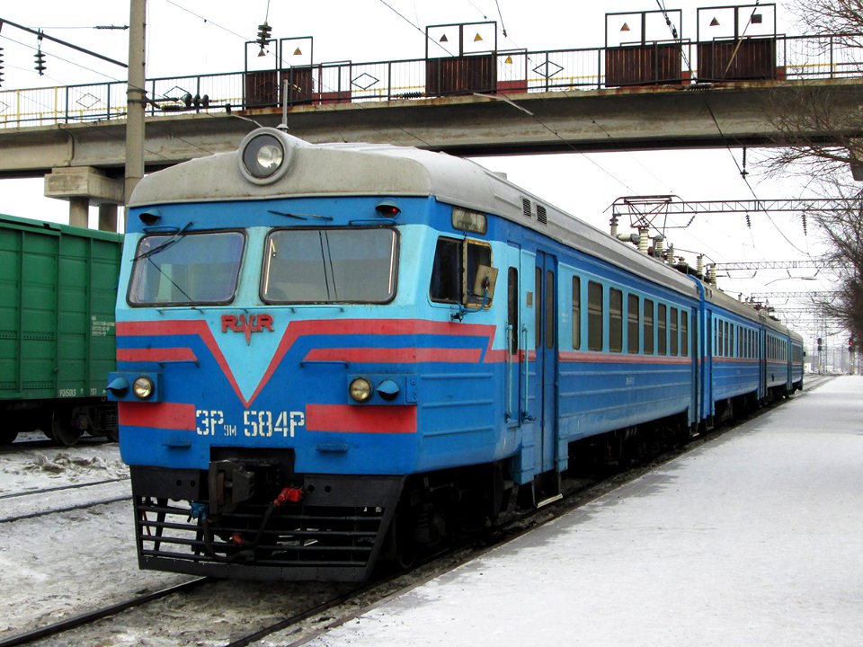 ЭР9МР-584,_Kazakhstan,_Karaganda_region,_Karaganda-Sorting_station_(Trainpix_119747)