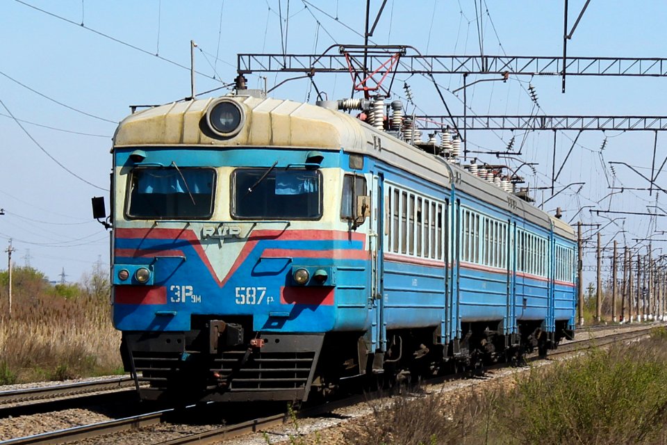 ЭР9М-587,_Казахстан,_Карагандинская_область,_перегон_Майкудук_-_Жана_Караганды_(Trainpix_162445)