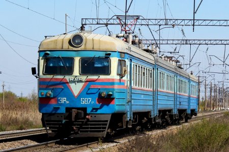 ЭР9М-587,_Казахстан,_Карагандинская_область,_перегон_Майкудук_-_Жана_Караганды_(Trainpix_162445)