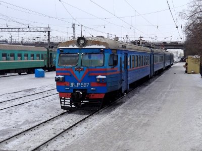 ЭР9М-587,_Казахстан,_Карагандинская_область,_станция_Караганда-Пассажирская_(Trainpix_118705)
