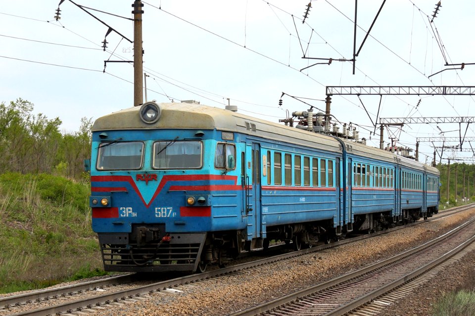 ЭР9М-587,_Казахстан,_Карагандинская_область,_перегон_Жана_Караганды_-_Майкудук_(Trainpix_197096)