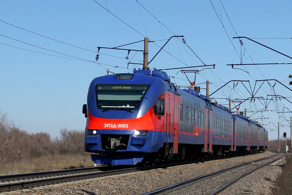 ЭП3Д-0003,_Казахстан,_Карагандинская_область,_перегон_Жана_Караганды_-_Майкудук_(Trainpix_192508)