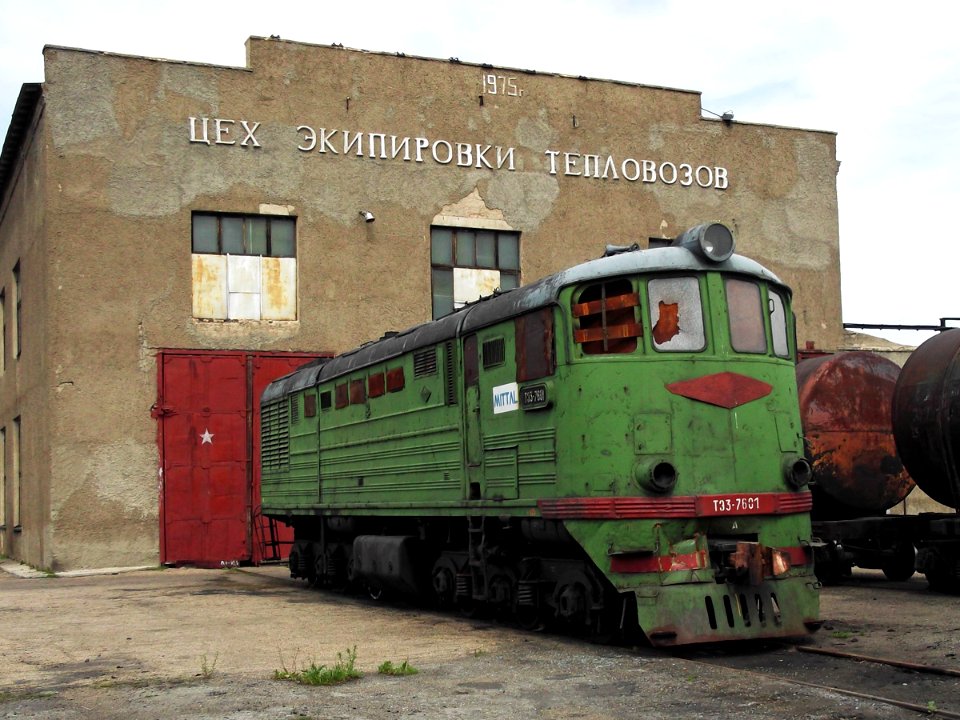 ТЭ3-7601,_Казахстан,_Карагандинская_область,_депо_КПТУ_(Trainpix_62863)