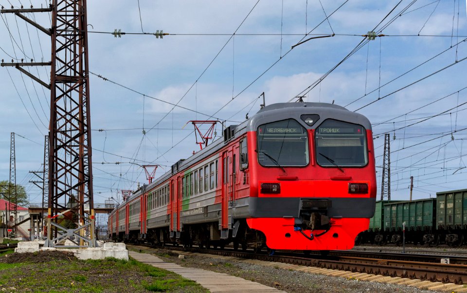 ЭД4М-0170,_Russia,_Chelyabinsk_region,_Troitsk_station_(Trainpix_171636)