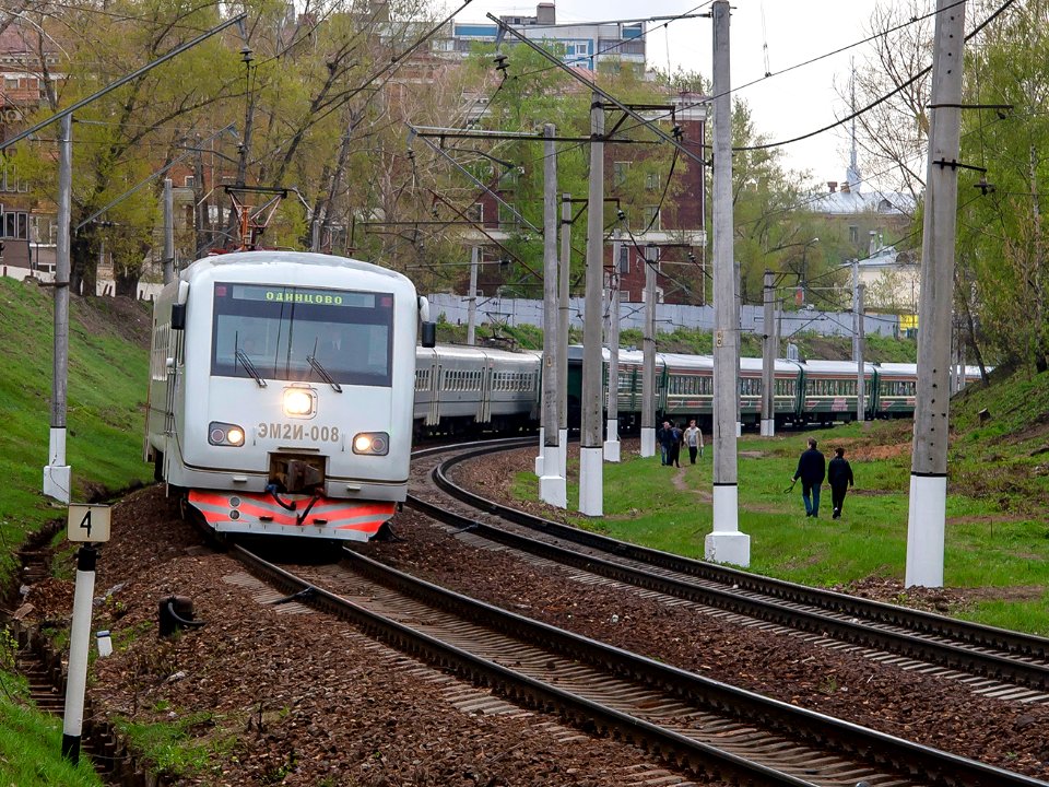 ЭМ2И-008,_Россия,_Москва,_перегон_Москва-Пассажирская-Смоленская_-_Фили_(Trainpix_154784)