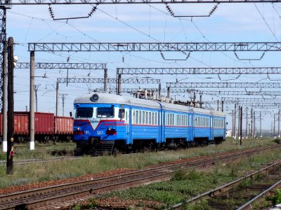 ЭР9М-587,_Казахстан,_Карагандинская_область,_станция_Жана-Караганды_(Trainpix_139625)