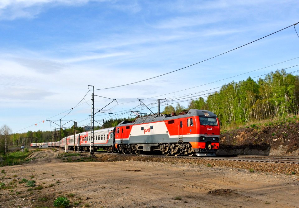 ЭП2К-101,_Russia,_Chelyabinsk_region,_Khrebet_-_Urzhumka_stretch_(Trainpix_196541)