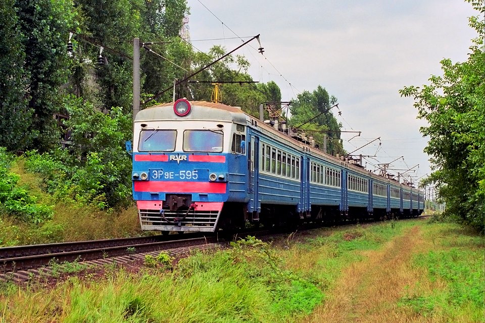 ЭР9Е-595,_Russia,_Krasnodar_krai,_Krasnodar-II_station_(Trainpix_148104)