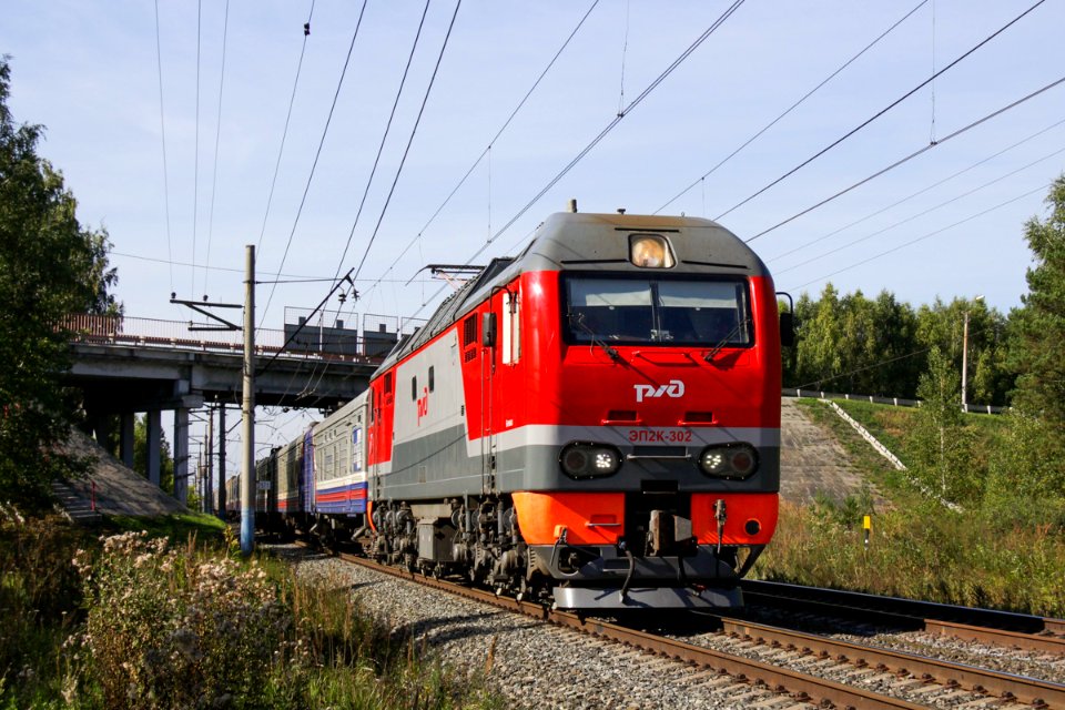 ЭП2К-302,_Россия,_Тюменская_область,_перегон_Винзили_-_Богандинская_(Trainpix_204903)