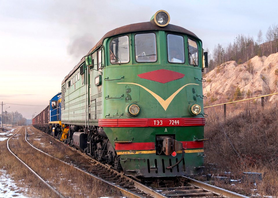 ТЭ3-7244,_Россия,_Владимирская_область,_станция_Стрелка,_ОАО_"Ковровское_карьероуправление"_(Trainpix_209108)