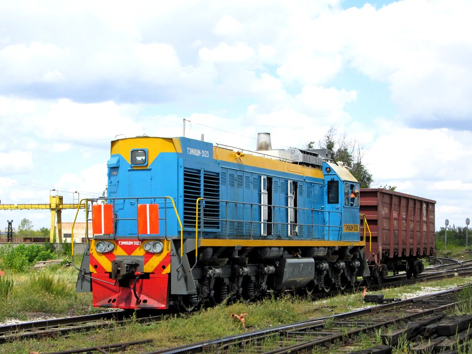 ТЭМ18ДМ-3123,_Казахстан,_Карагандинская_область,_станция_Распорядительная_(Trainpix_138610)