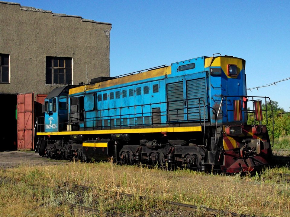 ТЭМ2У-9324,_Казахстан,_Карагандинская_область,_депо_КПТУ_(Trainpix_36903)