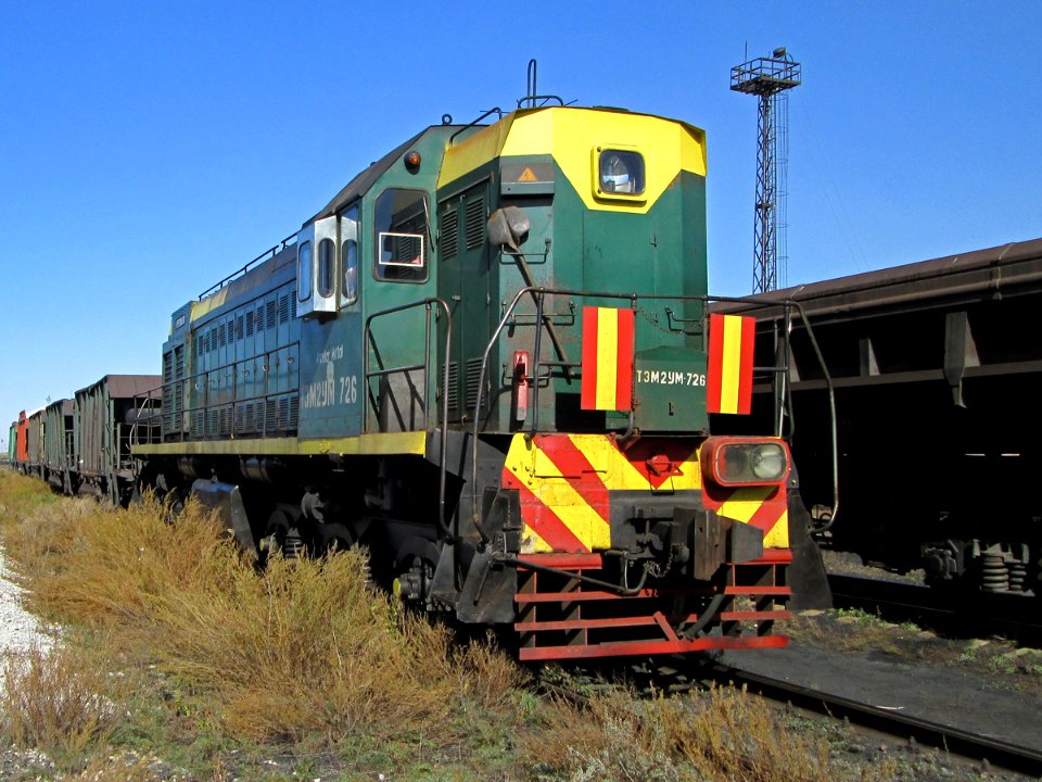 ТЭМ2УМ-726,_Казахстан,_Карагандинская_область,_станция_Кзыл_(Trainpix_75923)