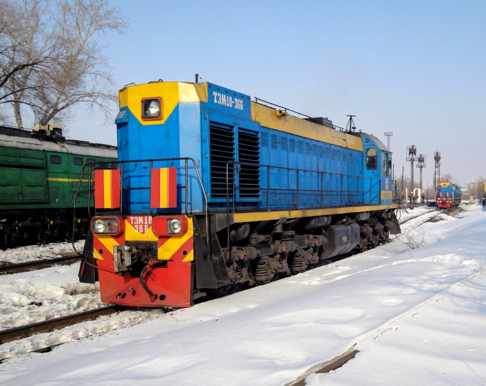 ТЭМ18-366,_Казахстан,_Западно-Казахстанская_область,_депо_Уральск_(Trainpix_126556)