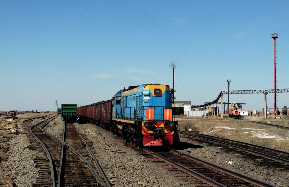 ТЭМ18-445,_Казахстан,_Карагандинская_область,_станция_Центральная_(Trainpix_29995)