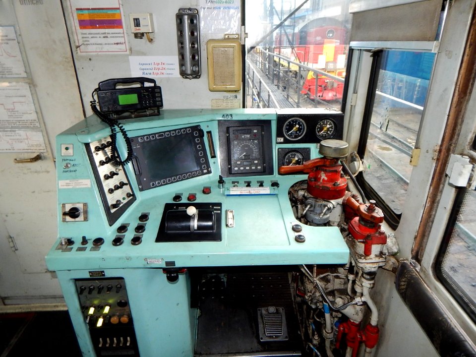 ТЭМ18ДМ-403,_Russia,_Samara_region,_Syzran_depot_(Trainpix_183243)