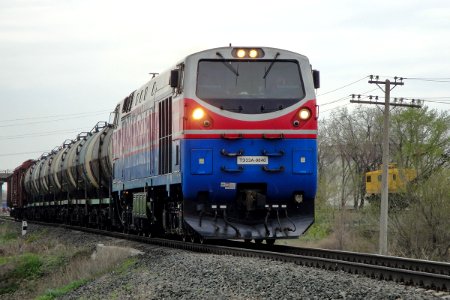 ТЭ33А-0040,_Казахстан,_Западно-Казахстанская_область,_перегон_Уральск_-_Жилаево_(Trainpix_130990)