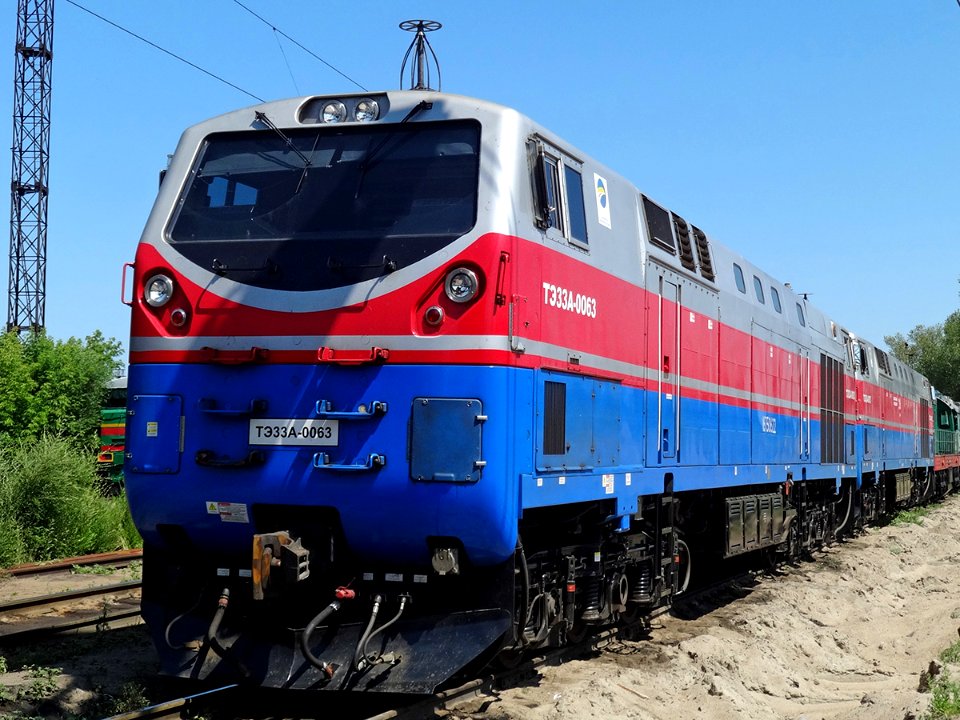 ТЭ33А-0063,_Kazakhstan,_Karaganda_region,_Karaganda_depot_(Trainpix_137008)