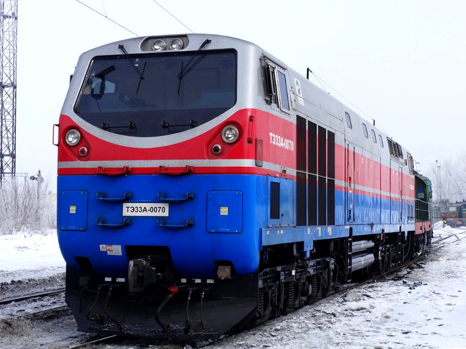 ТЭ33А-0070,_Kazakhstan,_Karaganda_region,_Karaganda_depot_(Trainpix_126125)