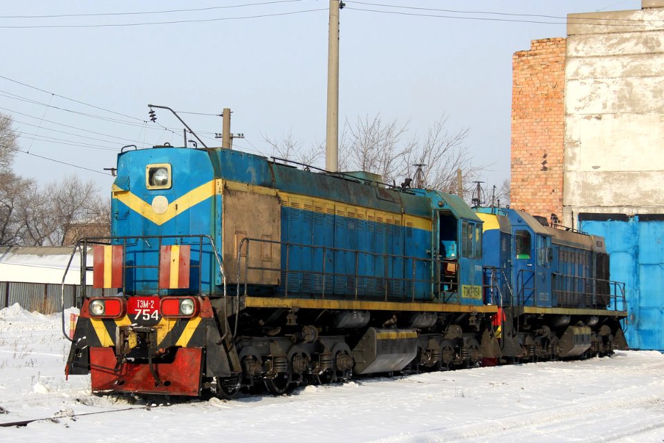 ТЭМ2УМ-754,_Kazakhstan,_Karaganda_region,_Karaganda_depot_(Trainpix_184340)