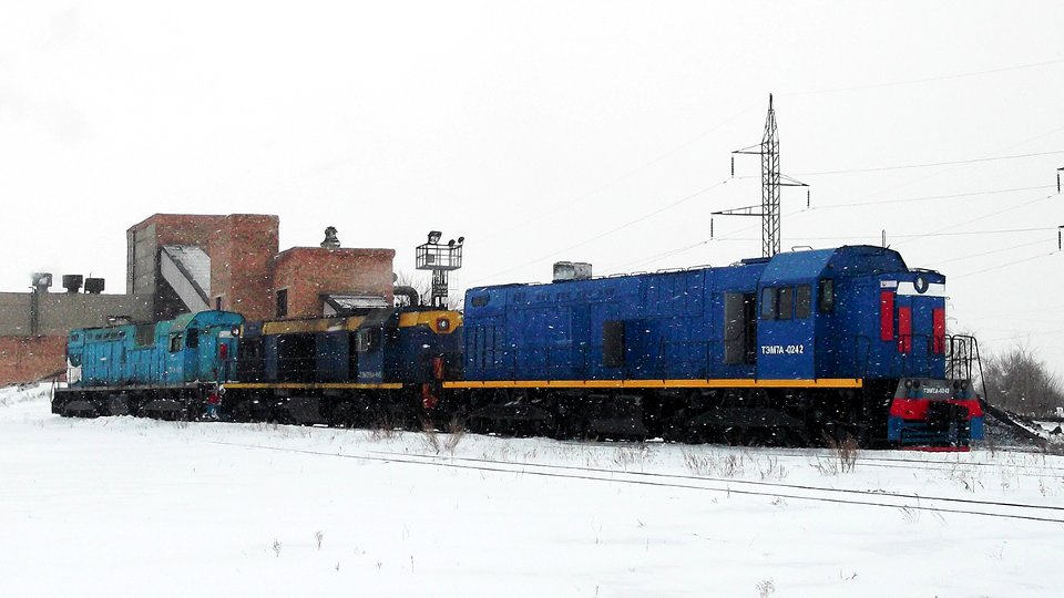 ТЭМ7А-0242,ТЭМ2УМ-445_и_ТЭМ7А-0125,_Казахстан,_Карагандинская_область,_Караганды,_депо_КПТУ_(Trainpix_89297)