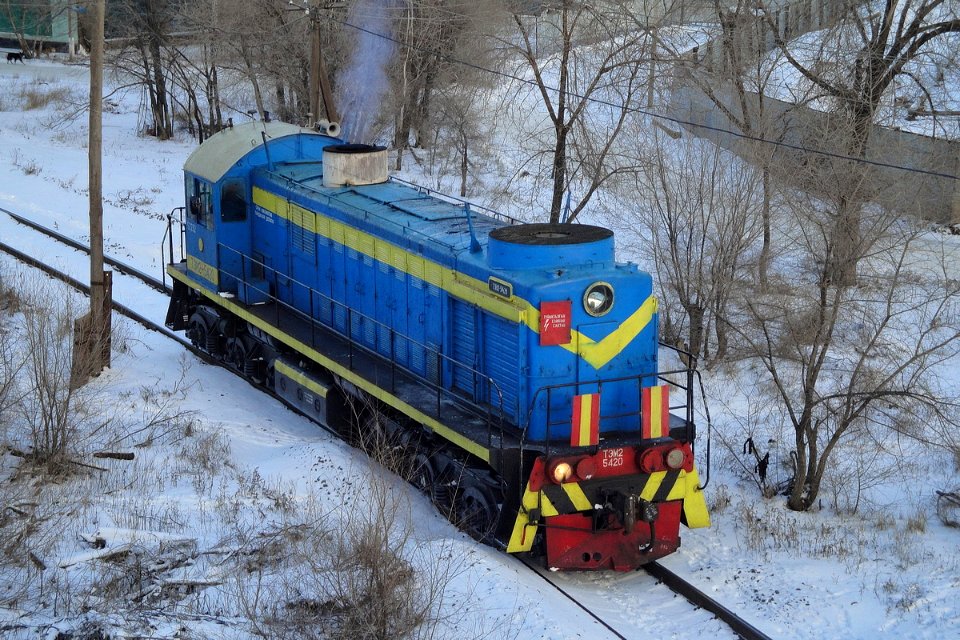 ТЭМ2-5420,_Казахстан,_Западно-Казахстанская_область,_подъездной_путь_от_станции_Уральск_(Trainpix_151509)
