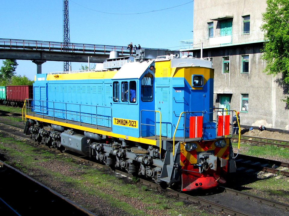 ТЭМ18ДМ-3123,_Казахстан,_Карагандинская_область,_станция_Распорядительная_(Trainpix_133125)