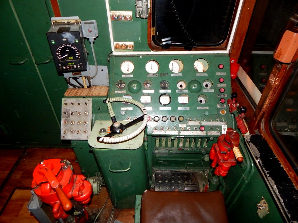 ТЭМ2-6987,_Россия,_Самарская_область,_станция_Сызрань-II_(Trainpix_184237)